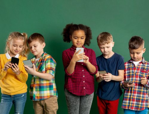 Les réseaux sociaux interdits aux moins de 15 ans : ce qui change vraiment